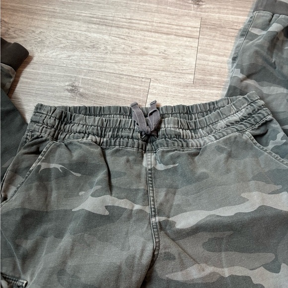 TNA Camouflage Jogger Pants - size L - Picture 2 of 3